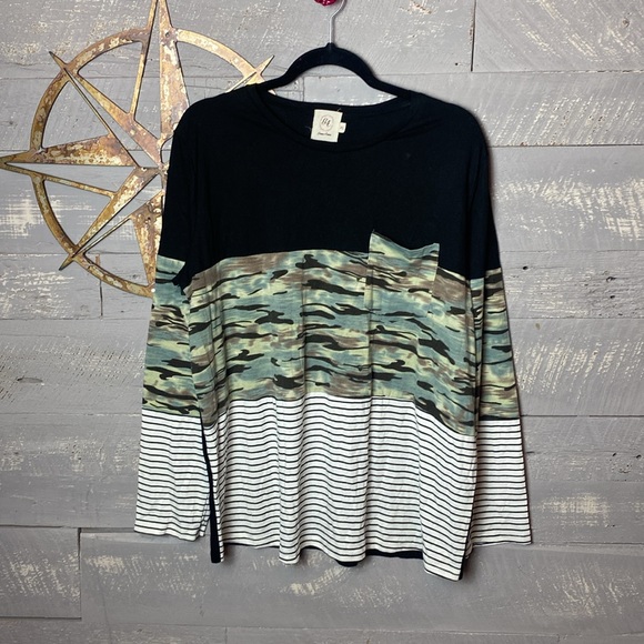 Bundle of 3 boutique brand tops plus one mystery item. - Picture 6 of 10